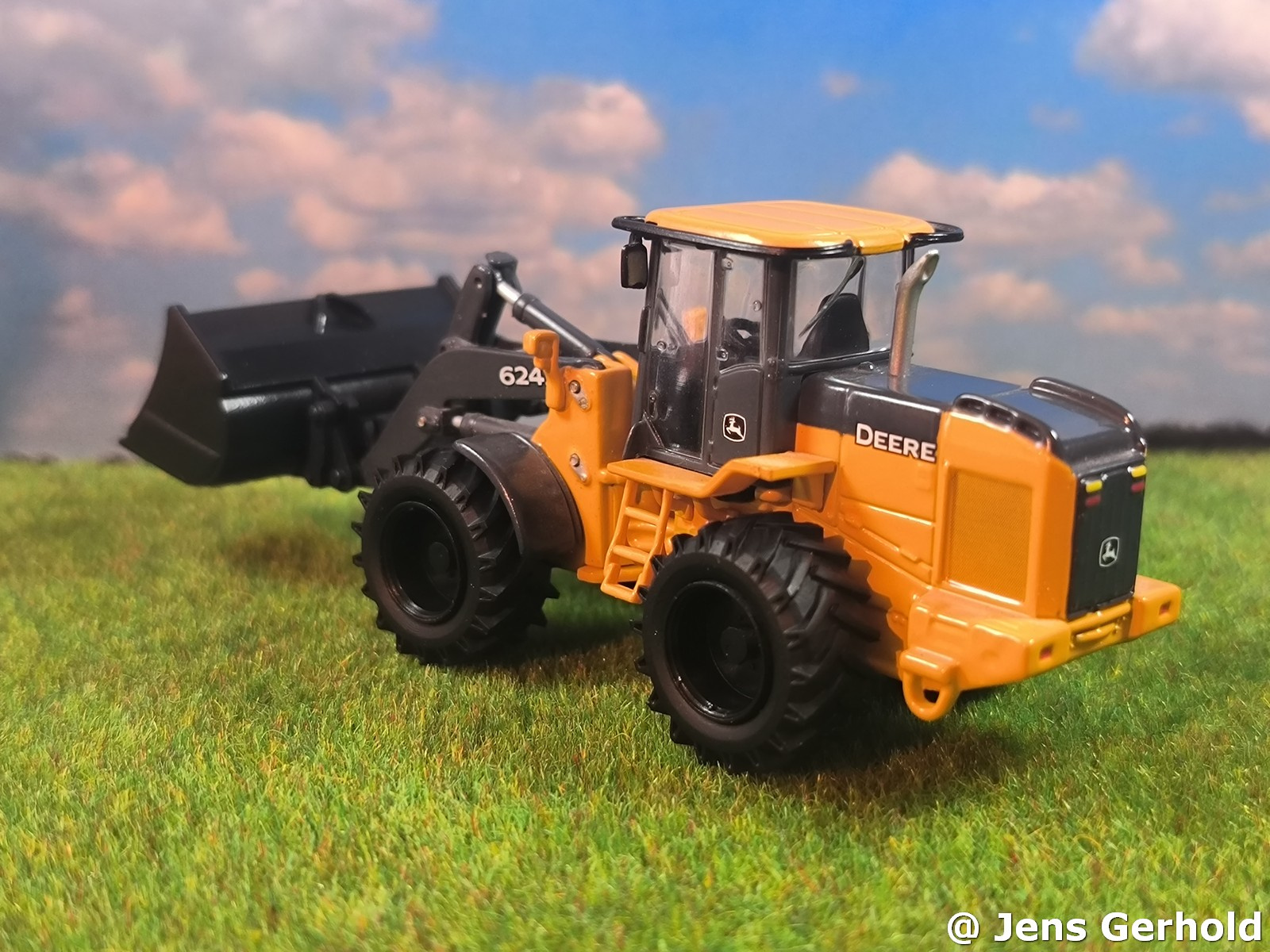 John Deere 624J